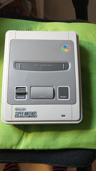 Super nintendo ja pelit Lemmings ja Super mario All stars