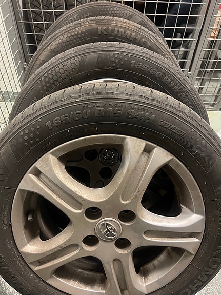 Myydään  Toyota alkuperä vanteet ja kesärenkaat