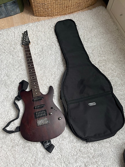 Ibanez Gio -sähkökitara ja tarvikkeet