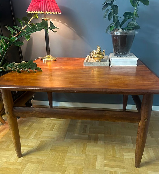 Tanskalainen tiikkinen sohvapöytä 70-luvulta