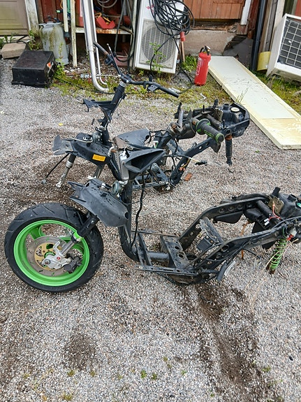 kaksi piaggio nrg runkoa ja kateita ja osia