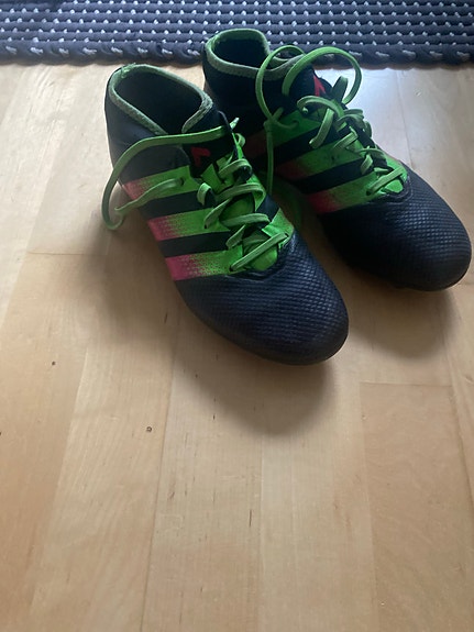 Adidas jalkapallokengät