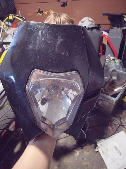Mopo / enduro etuvalo maskilla musta