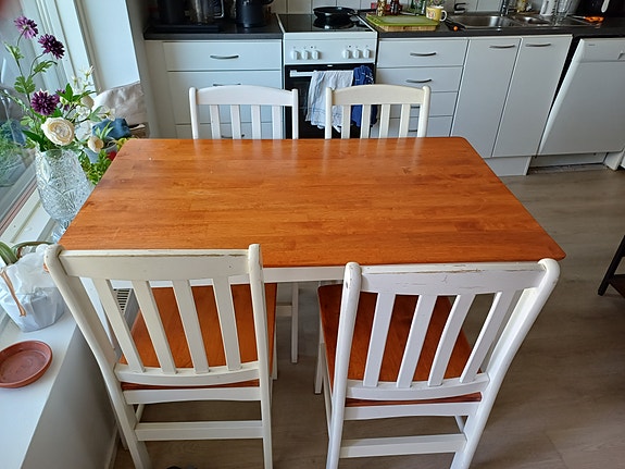 Keittiön pöytä + 4 tuolia