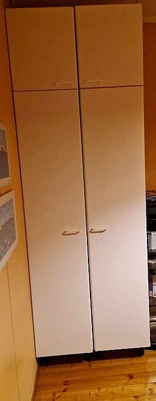 Valkoinen vaatekaappi