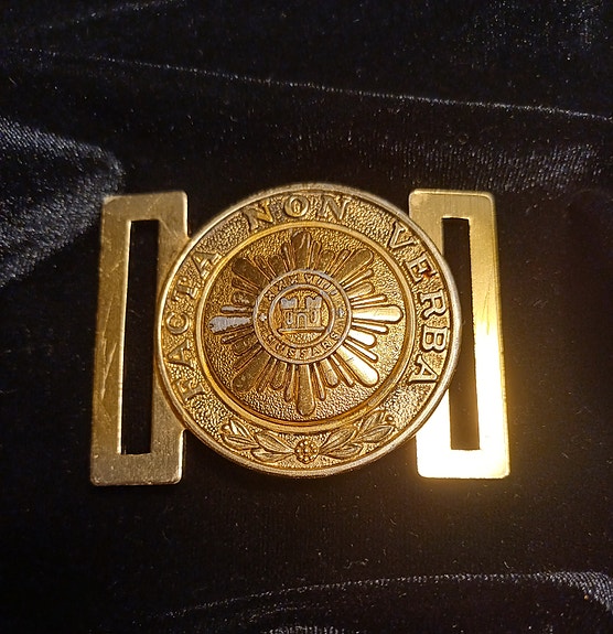 Vintage, vyönsolki, metalli, facta non verba