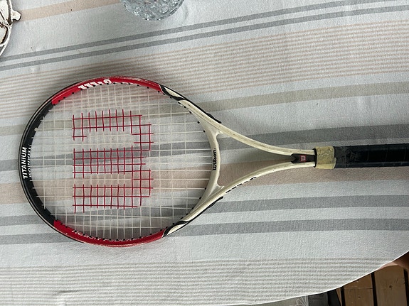 Wilson tennismaila punavalkoinen