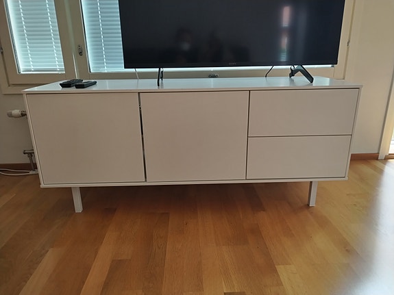 Isku Frame TV-taso