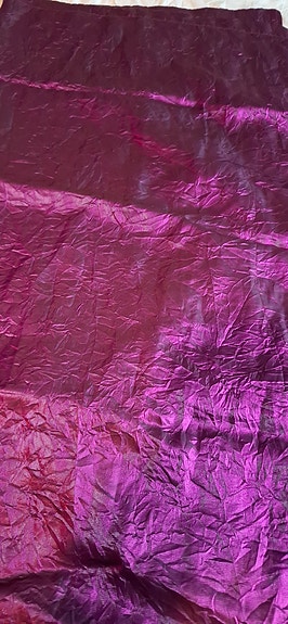 Kiiltävän violetit verhot