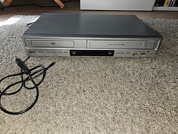 LG DVD/VHS-yhdistelmäsoitin