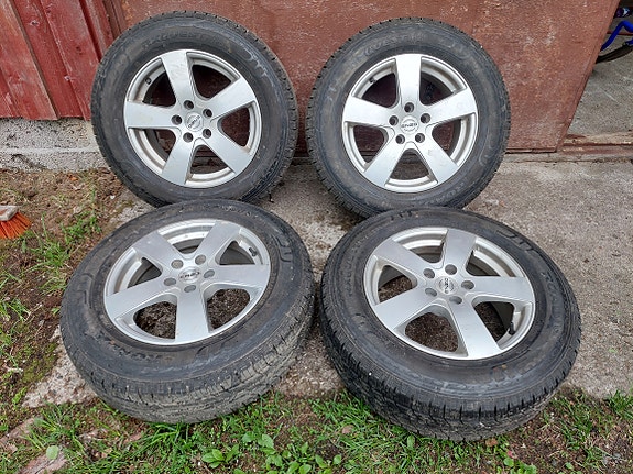 Myydään Volvo 70 Kesärenkaat
