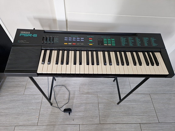 Kasari sähköurut, Yamaha PSR-6, metallijalustalla