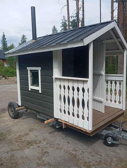 Siirrettävä pihasauna kärryn päällä, nopeat kaupat tilanpuutteen vuoksi