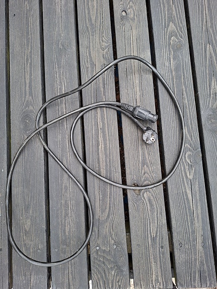 2kpl auton lämmitysjohtoja, n. 2m ja 4m