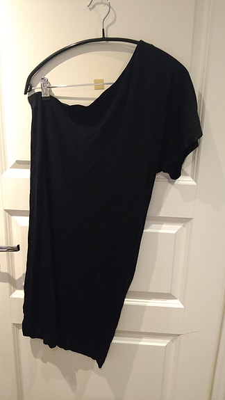Musta one shoulder mekko