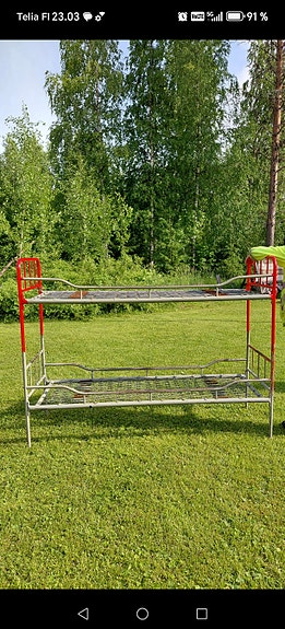 Metallinen vanha kerrossänky
