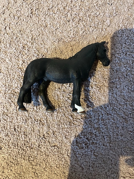 Musta Schleich hevonen
