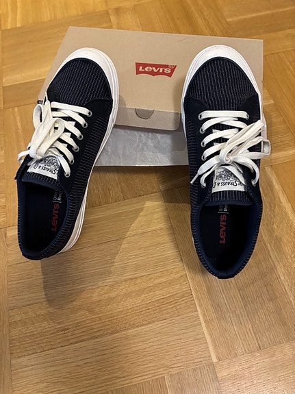 Levi’s miesten siniset tennarit, koko 44