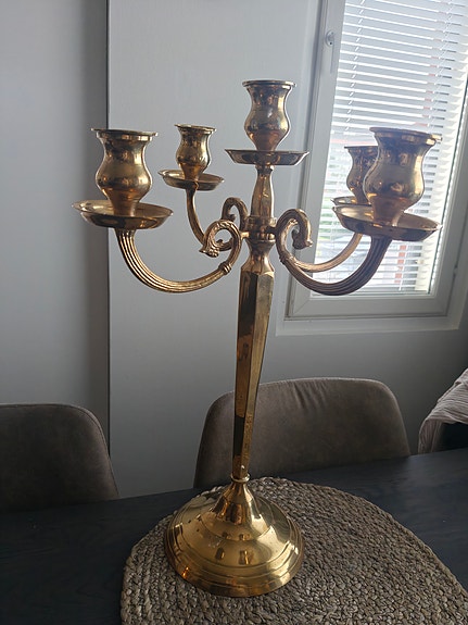 Messinkinen 5‑haarainen kynttelikkö