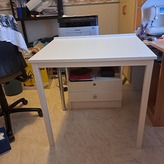 Ikean BILLY kirjoituspöytä