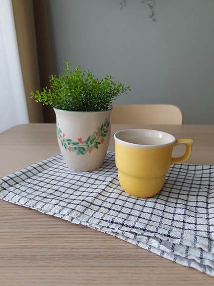 Pentik keltainen muki ja keraaminen pikkumaljakko / tuikkukuppi