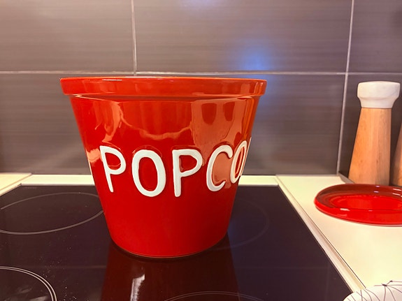 Bruka Design punainen popcorn-kulho valkealla tekstillä