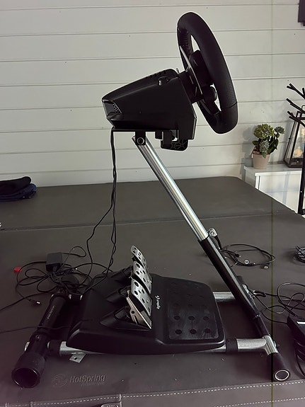 Logitech G29 rattiohjain ja polkimet + PlayStation VR -lasit