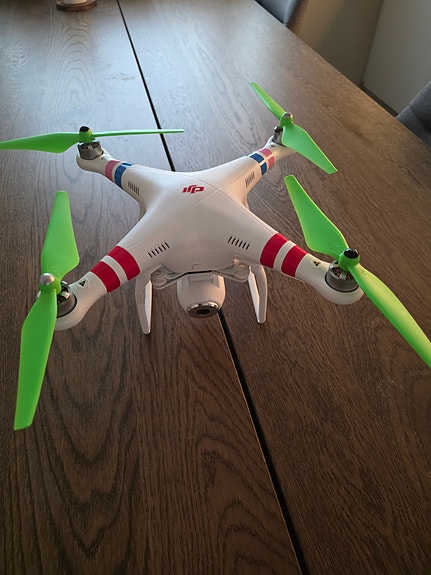 DJI Phantom nelikopteri kameralla
