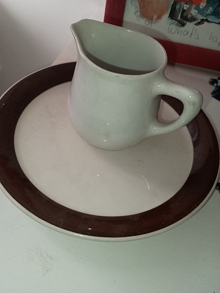 Arabia Inari lautanen ja kermakko ruskealla reunalla