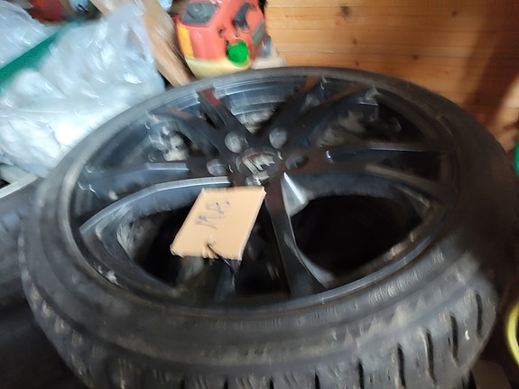 kesä sekä talvirenkaat