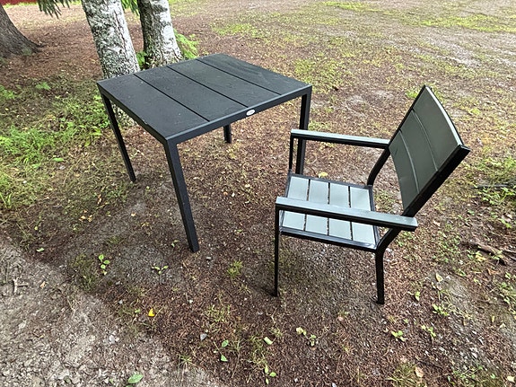 Pöytä ja neljä tuolia