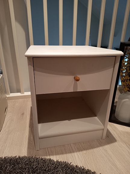 IKEA yöpöytä laatikolla valkoinen