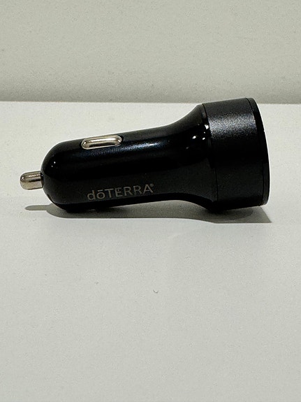 dōTERRA Autolaturi kahdella USB-portilla (24W / 4.8A) – Vähän käytetty