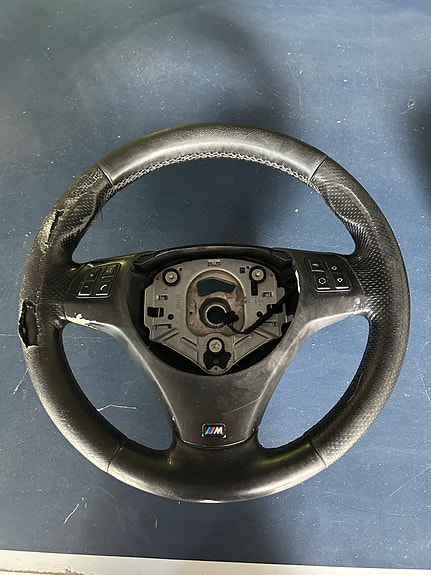 BMW M Sport nahkainen ratti monitoiminäppäimillä