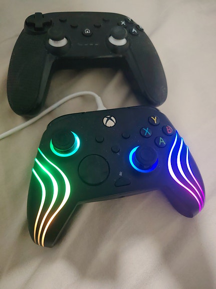 vähän käytetyt 2 peli ohjainta 1 xbox 1 ylei eli aika moneen puhelimeen esim