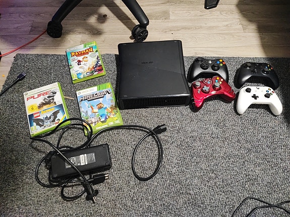 Xbox 360s + ohjaimia + pelejä