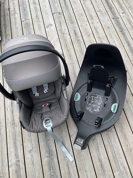 Cybex Cloud Z i-Size -turvakaukalo ja ISOFIX telakka