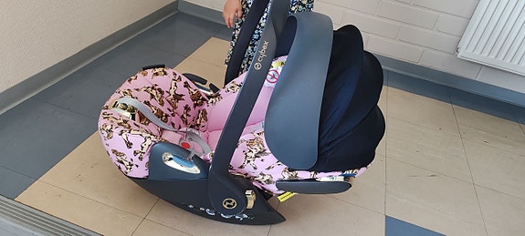 Myydään Cybex-turvakaukalo adaptereilla