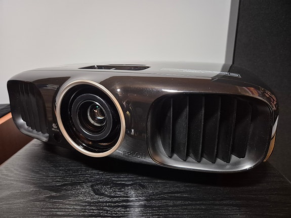 Epson EH-TW6000 projektori + 2kpl 3D -lasit