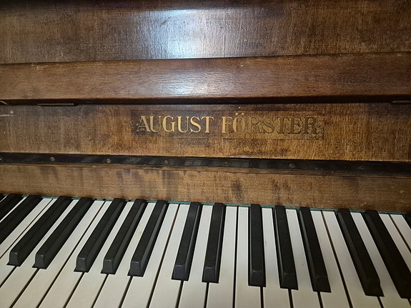 Saksalainen August Förster piano ja pianojakkara