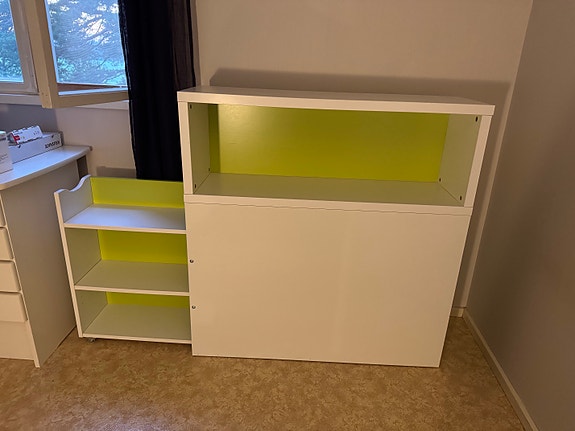 Ikea Flaxa -sängynpääty hyllyköllä