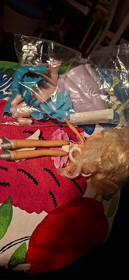 Bratz nukke vaaleat hiukset vaaleanpunainen mekko
