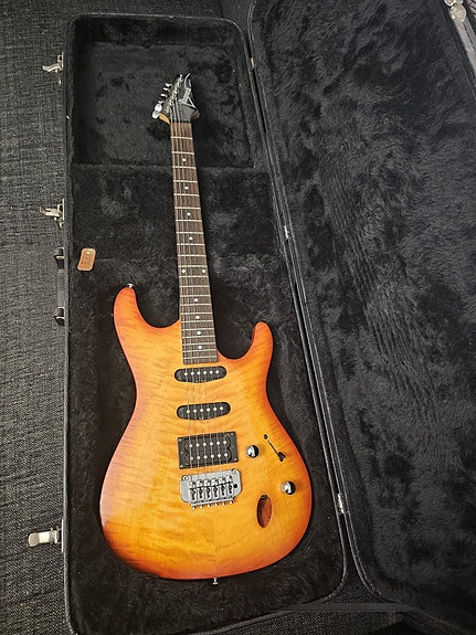 Ibanez SA Series- sähkökitara ESP:n kovalla kotelolla sekä vahvistimella