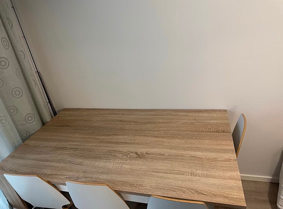 Tyylikäs IKEA-ruokapöytä + 4 tuolia – Erittäin hyvä kunto, nopea nouto!