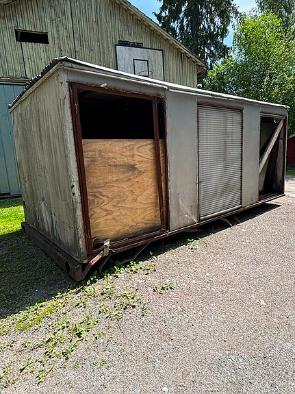 Metallinen varasto/suoja liukuovilla