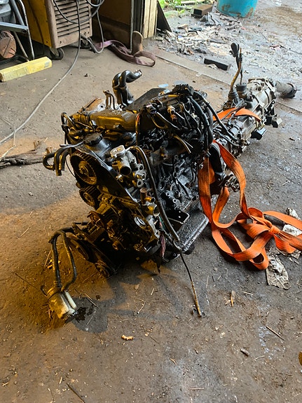 Myydään Toyota hiluxin osia