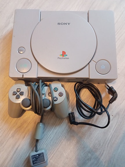 Sony PlayStation 1 pelikonsoli ohjaimella