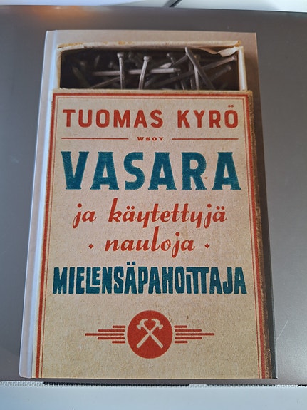 Tuomas Kyrö Vasara ja käytettyjä nauloja mielensäpahoittaja