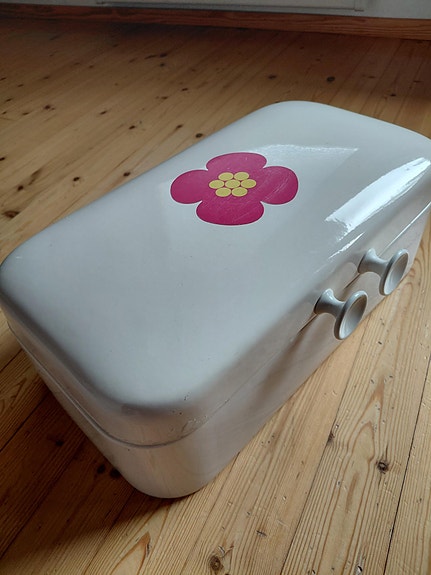 Suuri metallinen RETRO leipälaatikko