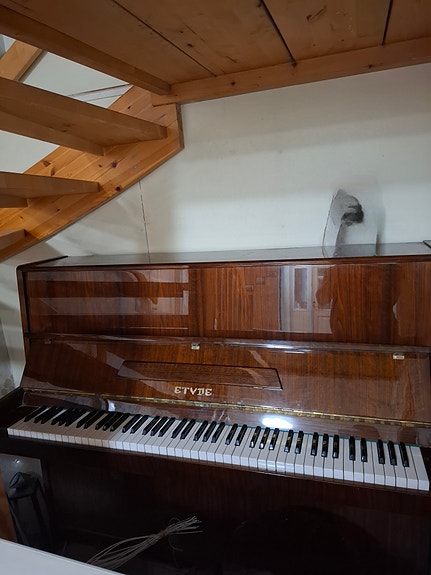 Etyde piano ruskea